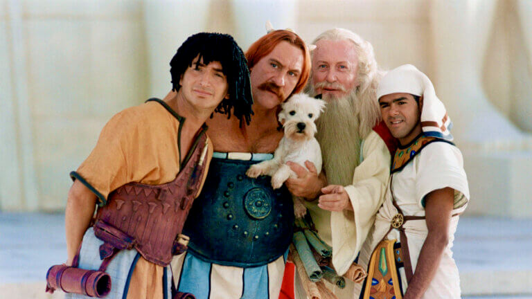 Édouard Baer, Gérard Depardieu, Claude Rich et Jamel Debbouze dans une scène du film Astérix et Obélix : Mission Cléopâtre.