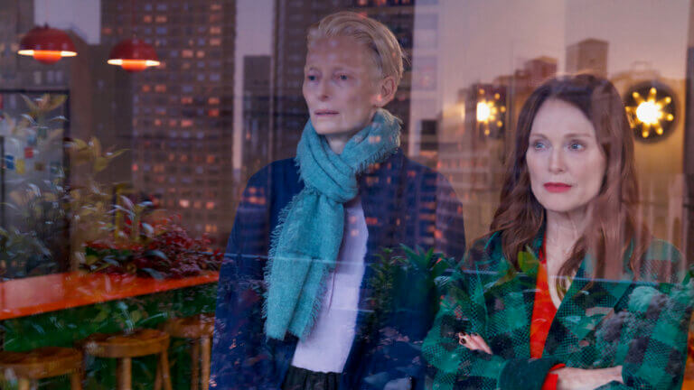 Tilda Swinton et Julianne Moore dans une scène du film La chambre d'à côté.