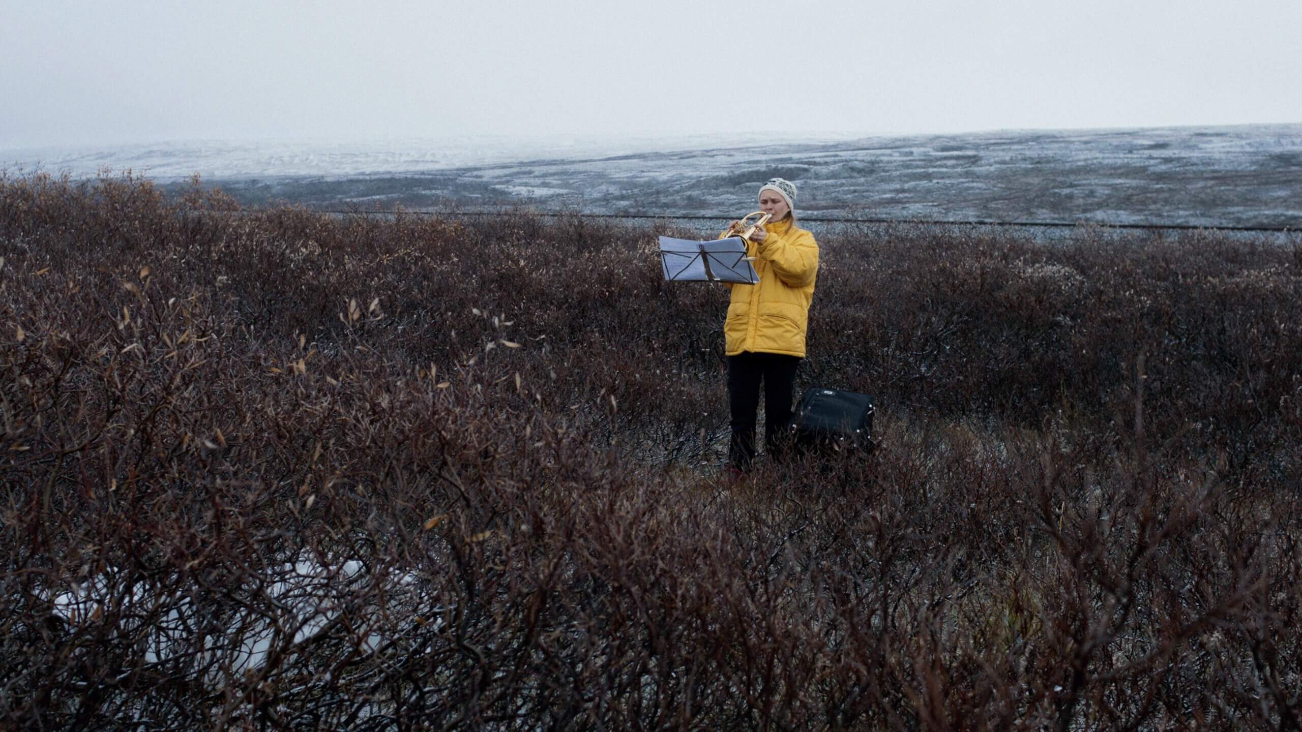 Kornelia Melsæter joue de la trompette dans un paysage nordique dans une scène du film Å Øve (Practice)