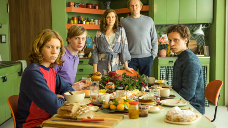 La famille Meyerhoff à table dans une scène du film When Will It Be Again Like It Never Was Before.