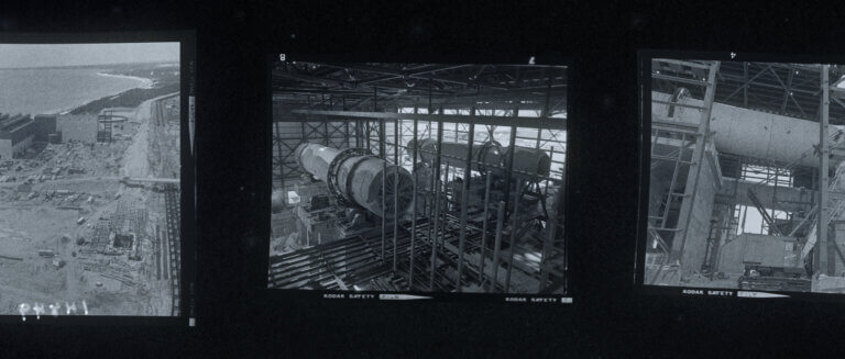 Des photos d'usine en noir et blanc dans le documentaire Pouvoir oublier.