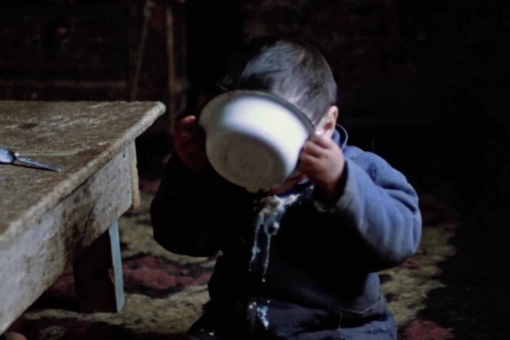 Un enfant kazakh boit un bol de lait dans une séquence du documentaire Paradise (Chastie).