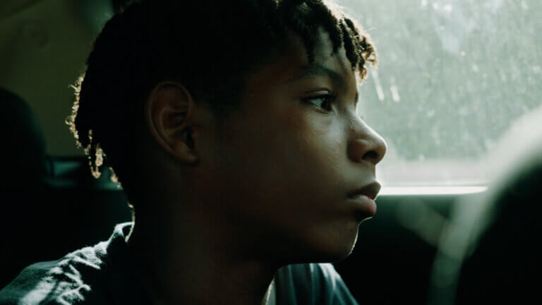 Le jeune Melrick Diomar vu de profil dans une scène du film Kouté Vwa.