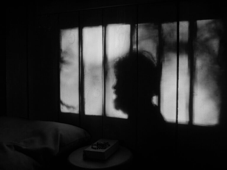 L'ombre de Louis Riel dans sa cellule dans une scène du film Louis Riel ou Le ciel touche la terre.
