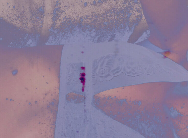 La poitrine d'une femme en sous-vêtements. L'image est altérée, le profil de couleurs tirant vers le violet. Provient du film a tangled web drowning in honey.