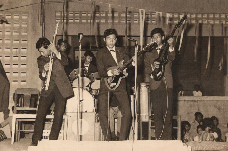 Une photographie d'un groupe de rock and roll cambodgien dans le film Don't Think I've Forgotten: Cambodia's Lost Rock and Roll.