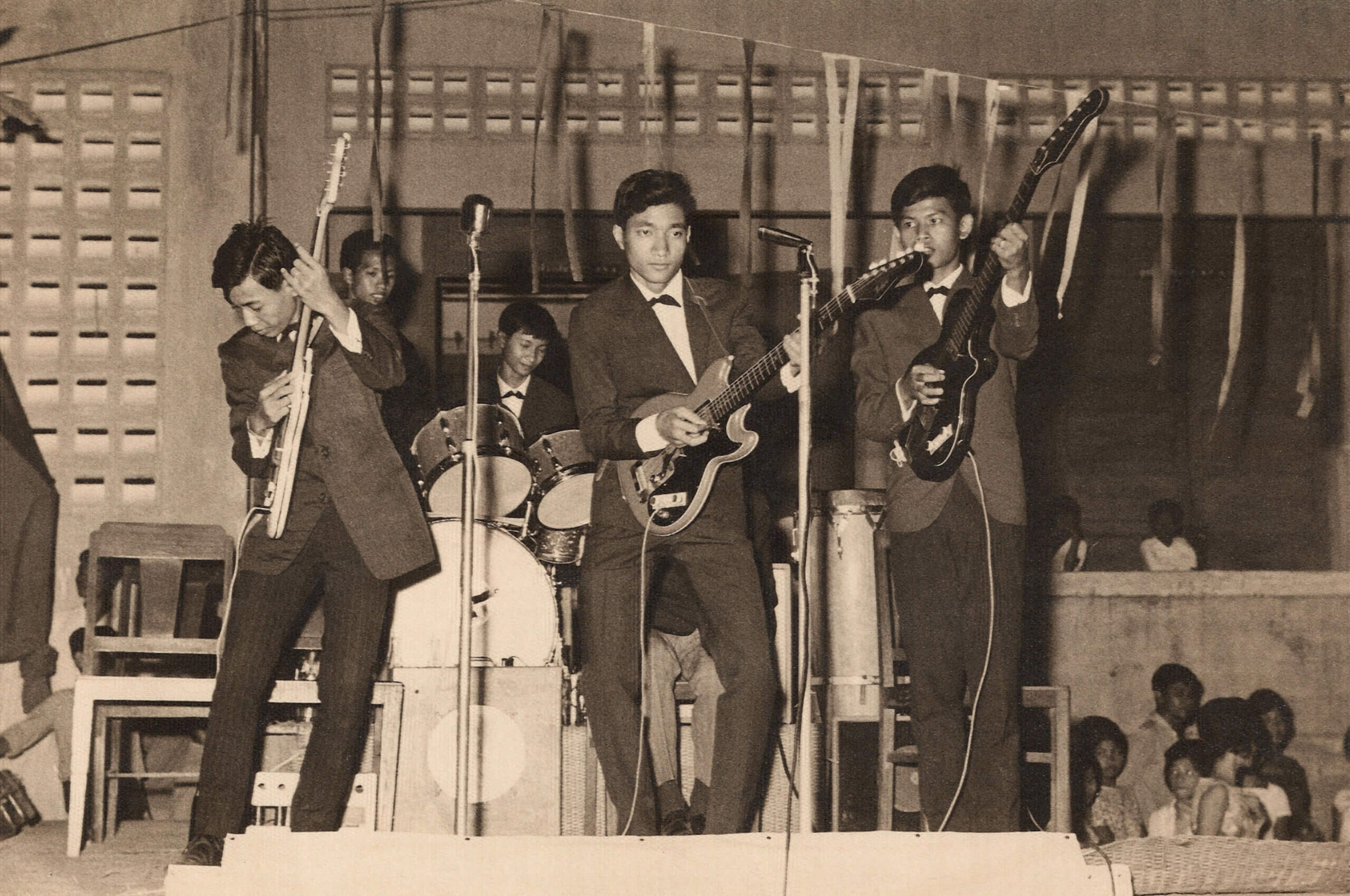 Une photographie d'un groupe de rock and roll cambodgien dans le film Don't Think I've Forgotten: Cambodia's Lost Rock and Roll.