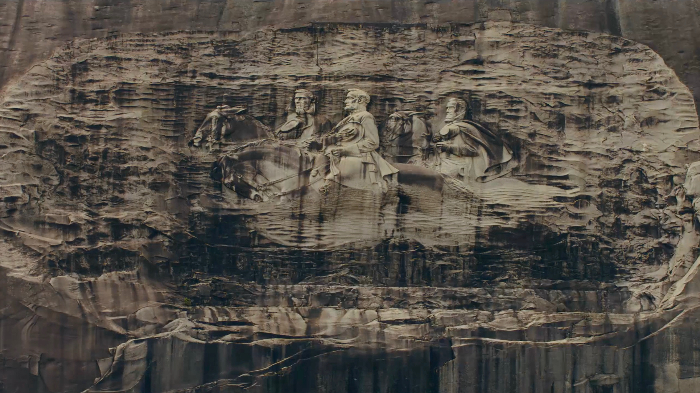 Le monument de Stone Mountain, en Géorgie, représentant trois chefs confédérés sur une immense paroi rocheuse.