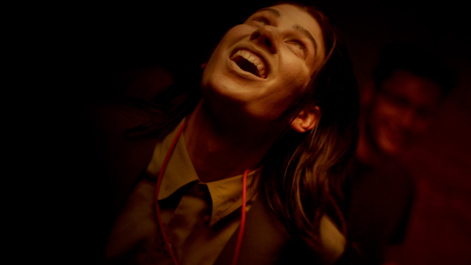 Grace Glowicki et Ben Petrie dans l'obscurité dans une scène du film Tito.