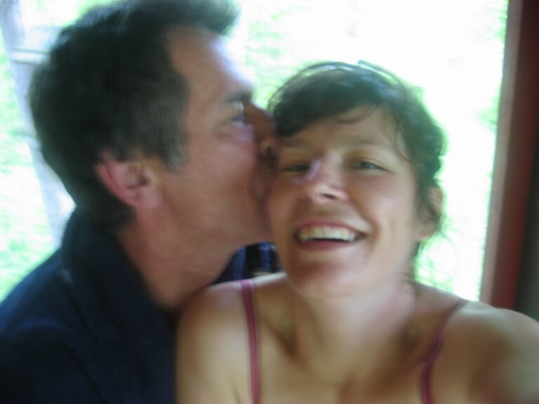 Robert Morin embrasse André-Line Beauparlant sur la joue.