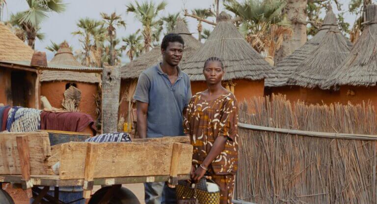 Un homme et une femme dans un village au Burkina Faso.