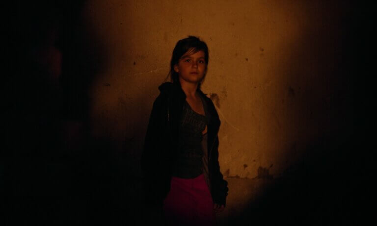 Une jeune fille dans l'obscurité.