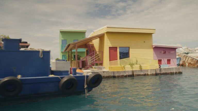 Des petites maisons colorées flottant sur l'eau.