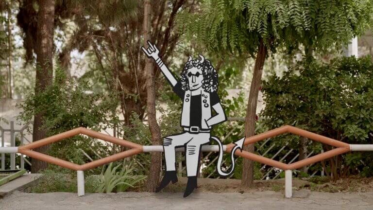 Un personnage au style punk illustré sur l'image en prise de vue réelle d'un parc à Téhéran.