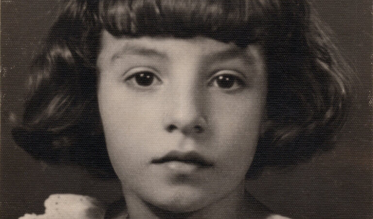 Portrait photographique d'une jeune fille iranienne en noir et blanc.