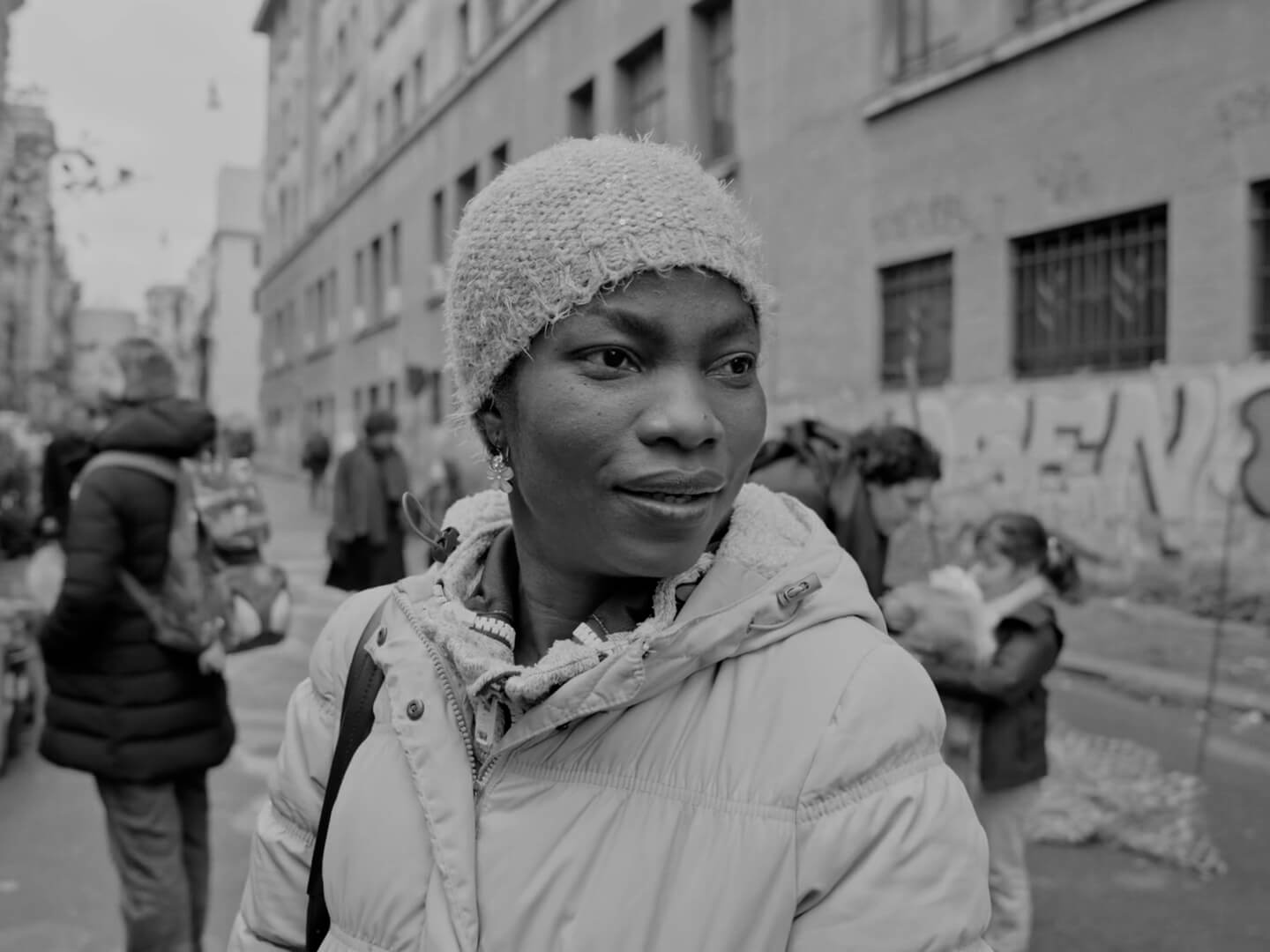 Une femme africaine dans une rue à Rome.